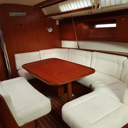Esprit Libre Botel